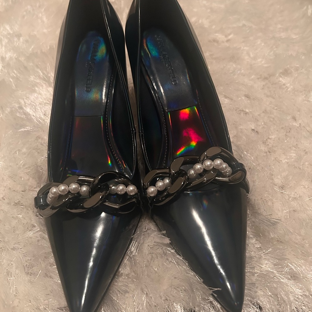 Elegant Black Heels with Pearl Chain Detail